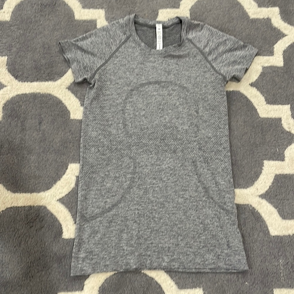 Lululemon Women’s Swiftly Tech Short Sleeve 2.0 size 6